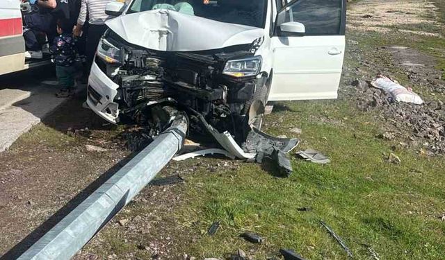 Kocaeli'de elektrik direğine çarpan otomobilin sürücüsü ağır yaralandı