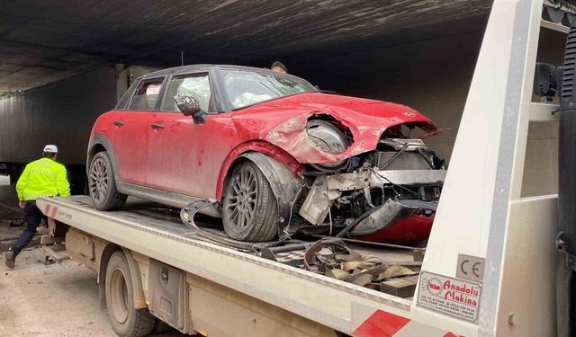 Kocaeli'de köprü ayağına çarpan otomobilin sürücüsü yaralandı