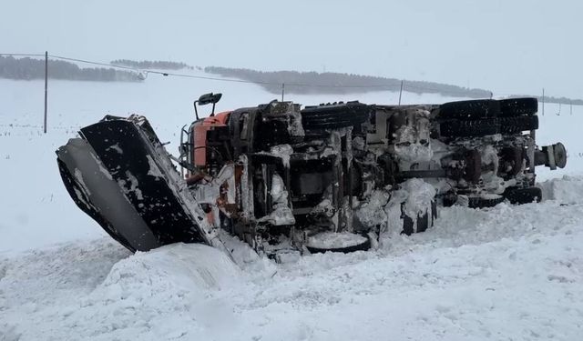 Kontrolden çıkan kar küreme aracı devrildi