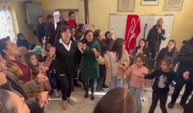 Köy okullarında müzik, oyun ve oyuncakla gelen mutluluk