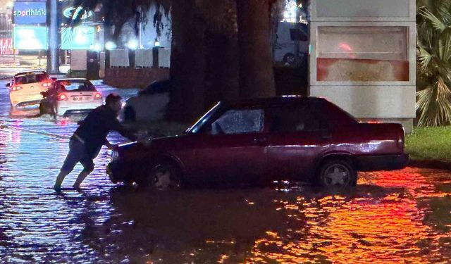 Kuşadası'nda sağanak yağış yolları göle çevirdi