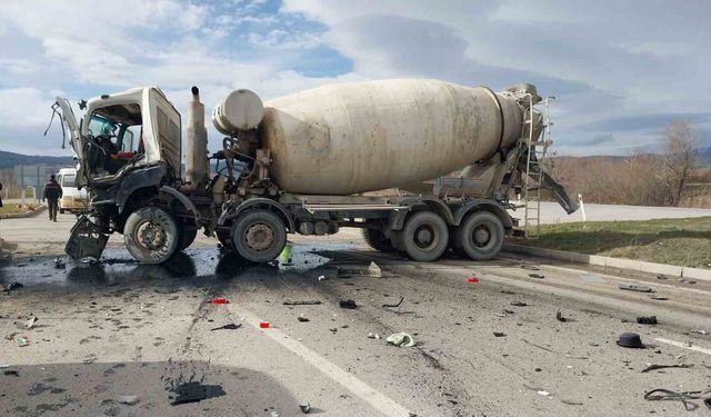 Kütahya'da beton mikserleri çarpıştı: 2 yaralı