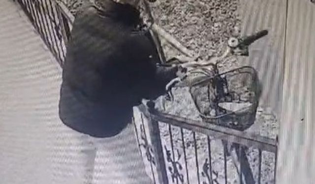 Kütahya'da gündüz vakti bisiklet hırsızlığı kamerada