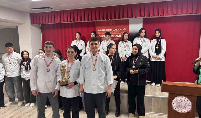 Liseli gençler gastronomi yarışmasında gümüş madalya kazandı