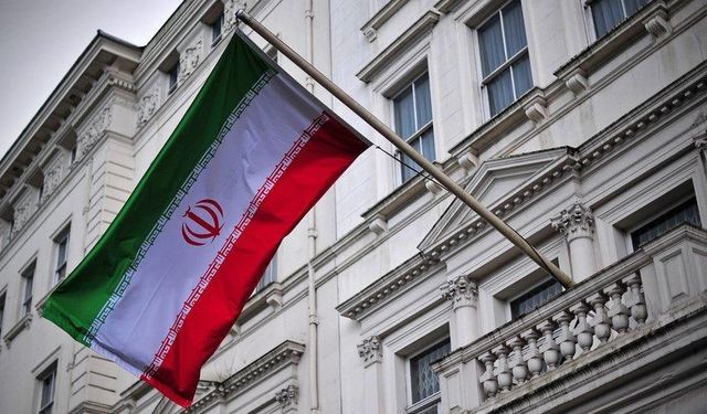 Londra'da göstericiler İran Büyükelçiliği'nde 1979 devrimi öncesine ait İran bayrağı açtı
