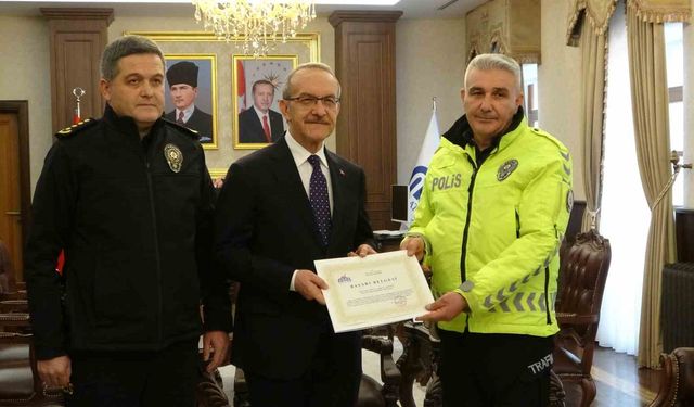 Maçta üşüyen çocuğa çorabını veren polis memuru ödüllendirildi