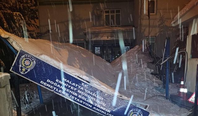 Malatya'da karın ağırlığıyla istasyon amirliğinin surdurması çöktü