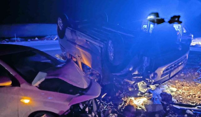 Mardin'de otomobil ile hafif ticari araç çarpıştı: 5 kişi yaralandı