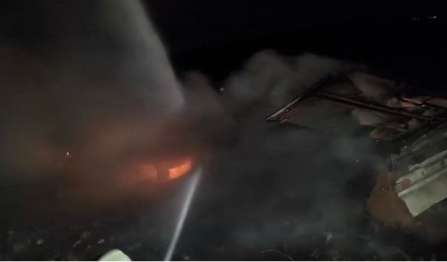 Mardin'de şarampole devrilen tırda çıkan yangın söndürüldü