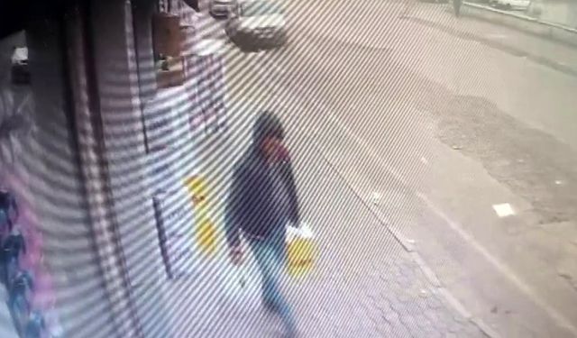 Marketin önündeki sıvı yağ kolisini çalan şahsın o anları kamerada