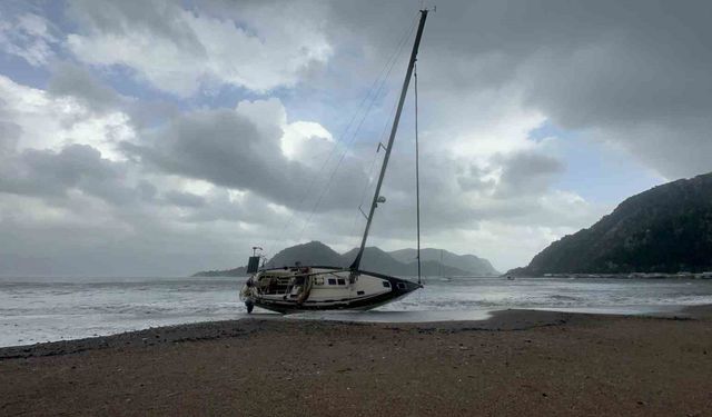 Marmaris'te şiddetli fırtına ve sağanak yağış etkili oluyor