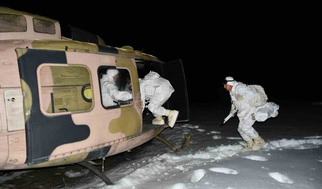 Mehmetçiğin karlı arazide gece eğitimi