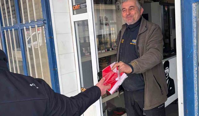 Muğla Büyükşehir Belediyesi Türk Bayrağı dağıtarak dayanışma mesajı verdi