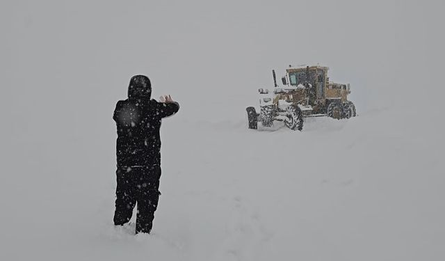 Muş'ta gazeteciler yürüyerek iş makinesine yolu tarif etti