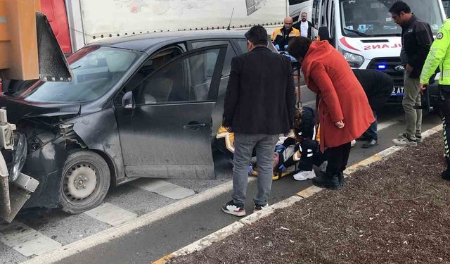 Otomobil, kırmızı ışıkta bekleyen tıra çarptı: 1 yaralı