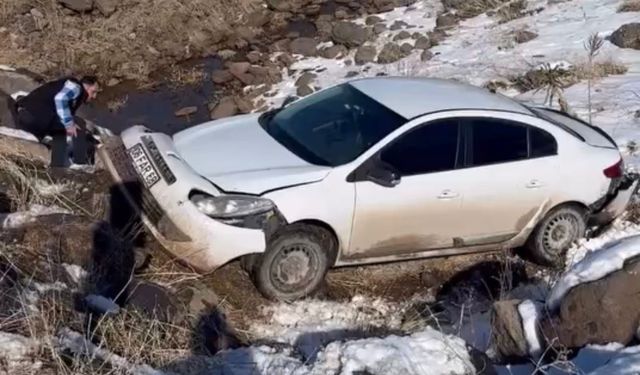 Otomobil köprüden dereye uçtu