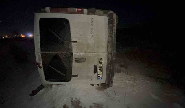 Otomobille çarpışan minibüs şarampole takla attı: 2 yaralı