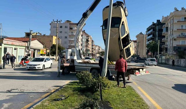 Otomobille çarpışan ticari araç takla attı: Kaza anı kamerada