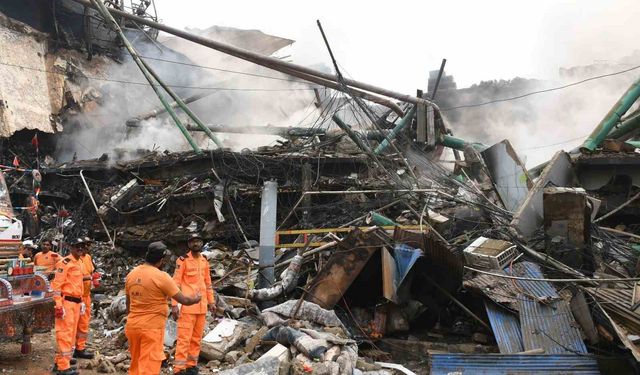 Pakistan'da alışveriş merkezinde yangın: 1'i itfaiye eri 6 ölü