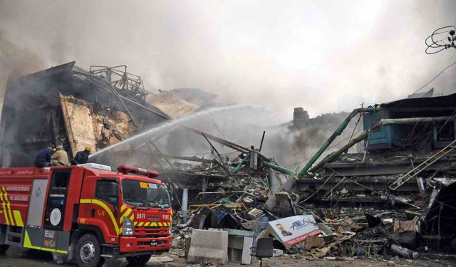 Pakistan'da AVM yangınında can pazarı: Alevlerden kaçarken metrelerce yüksekten yere çakıldı