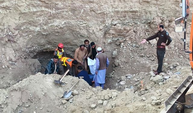 Pakistan'da yasa dışı altın madeninde çökme: 8 ölü, 1 yaralı