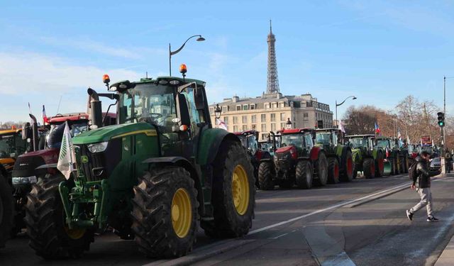 Paris'te çiftçilerden 350'den fazla traktörle AB-Mercosur anlaşmasına protesto
