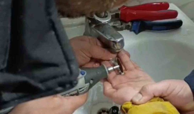 Parmağını metal paraya sıkıştırdı, itfaiye ekiplerince kurtarıldı