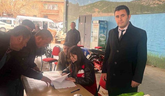 Pazarlar'da vişne ve kiraz üreticilerine bordo bulamacı desteği sürüyor