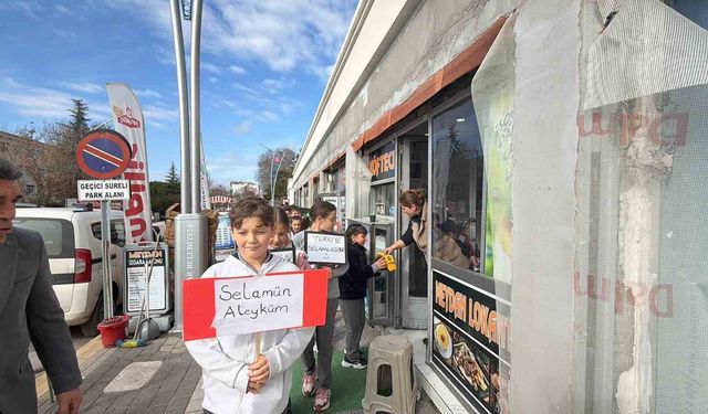 Pınarhisarlı öğrenciler ilçe genelinde selamlaşma kültürünü yaydı