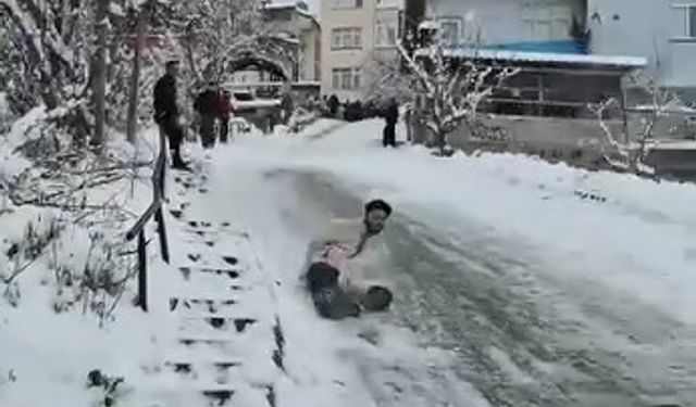 Poşetle kayan gençler hızını alamayarak bahçeye uçtu