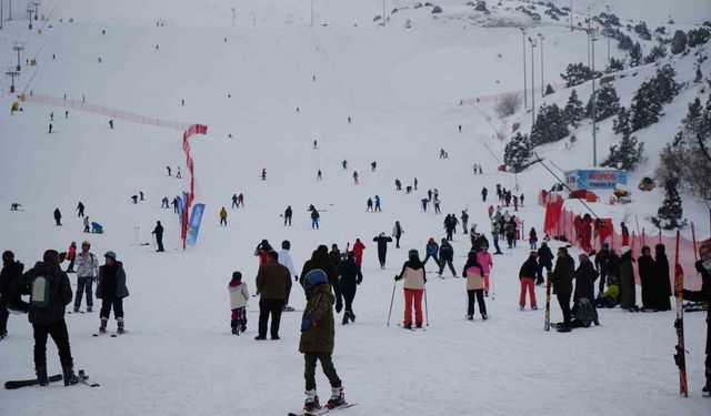 Rap müziğin yıldızı Çakal Ergan Kayak Merkezi'nde