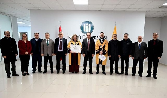 Rektör Akpolat unvanda yükselen akademisyenlere cübbelerini giydirdi