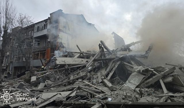 Rusya, Harkov'da 5 katlı binayı vurdu: en az 25 yaralı