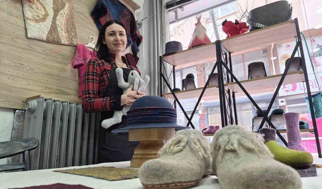 Rusya'da öğrendiği keçe ustalığını Eskişehir'de sürdürüyor