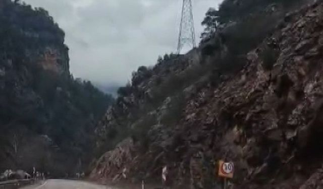 Saimbeyli'de yağışlar sonrası yola yine kaya düştü