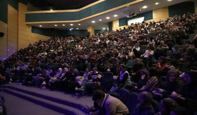 Sakarya'da 'Güne Bakan Cam Kırıkları' oyunu sahnelendi