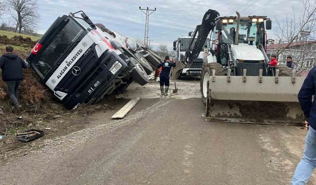 Samsun'da beton mikseri kanala devrildi