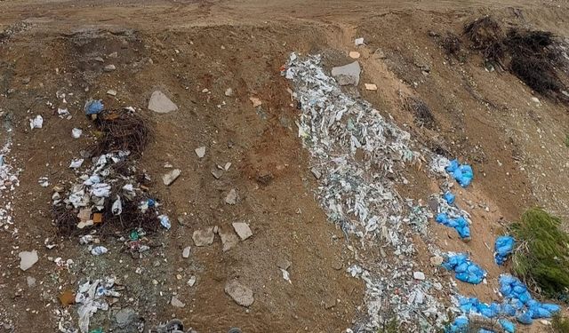 Şarampole yuvarlanan kamyonetteki 2 kişi yaralandı