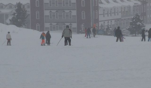 Sarıkamış'ta kar yağışı altında kayak ve snowboard keyfi