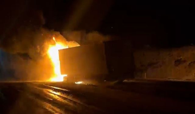 Seyir halindeki tır alev topuna döndü: Sürücü son anda kurtuldu