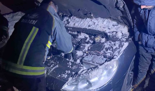 Seyir halindeyken yanan aracın motoruna karla müdahale