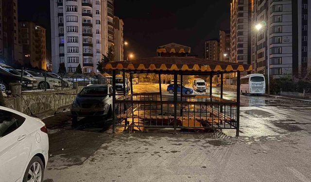 Şiddetli rüzgar, söktüğü kamelyayı bozmadan yola kondurdu