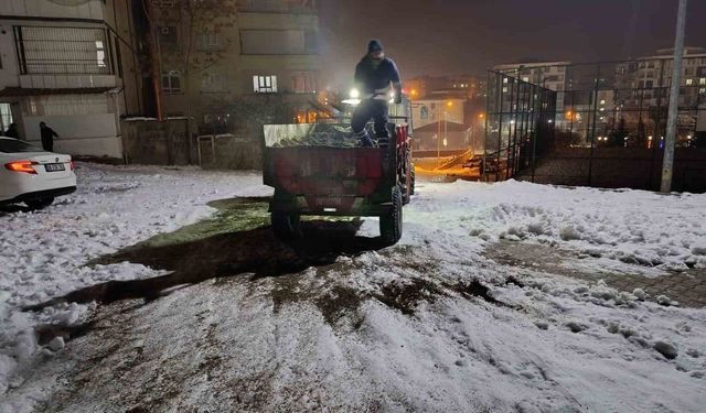 Siirt'te kar küreme ve tuzlama çalışmaları devam ediyor