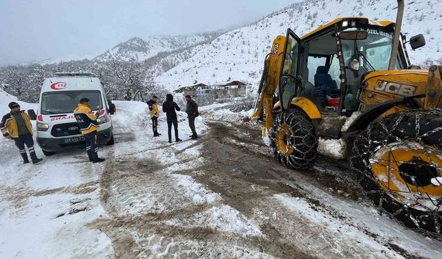 Siirt'te kar nedeniyle mahsur kalan hastalar hastaneye ulaştırıldı