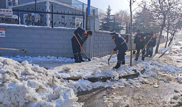 Siirt'te karla mücadele çalışmaları aralıksız sürüyor