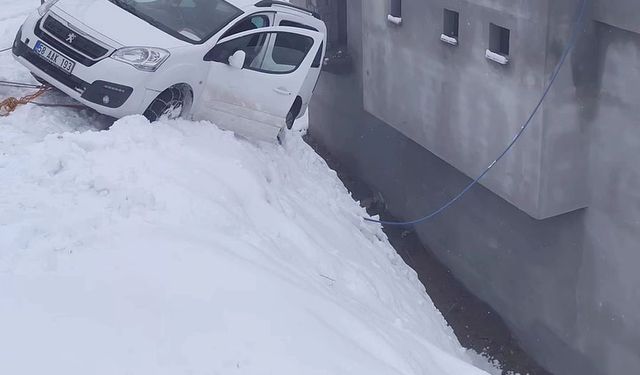 Siirt'te kayan otomobil evin duvarında asılı kaldı