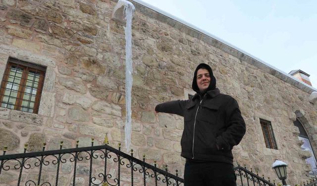 Sivas'ta soğuk hava 4 metreyi bulan buz sarkıtları oluşturdu