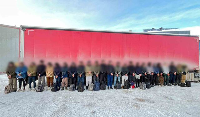 Sivas'ta tır dorsesine gizlenen 25 kaçak göçmen yakalandı