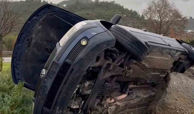 Söke'de otomobil refüje devrildi: 2 yaralı