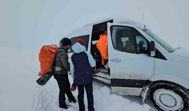 Süphan Dağı'nda mahsur kalan dağcılar kurtarıldı